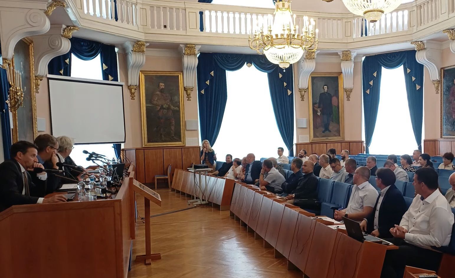 Megtartanák a megyei közgyűléseket az önkormányzati szövetségek - javaslataik a kormány asztalán