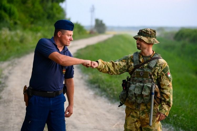 Eltörlik a kereseti plafont, és az szja-t sem vonják le a szolgálati járandóságból