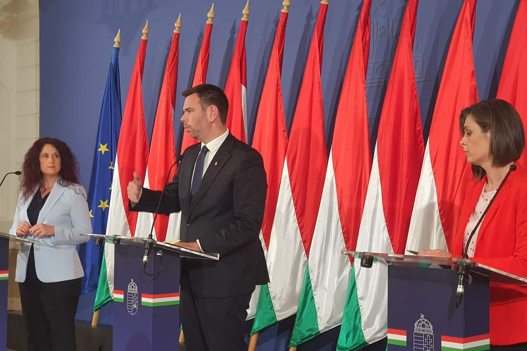 Megszűnő és újjáalakuló TEK, kivezetett védett benzinár - legfontosabb bejelentések a kormányszóvivői tájékoztatóról