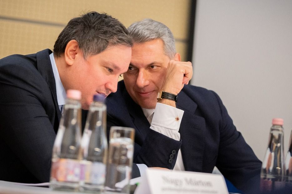 Két volt miniszter, Lázár János és Nagy Márton írta alá a költségvetés azon részét, amiből hiányzik 286 milliárdnyi kiadás