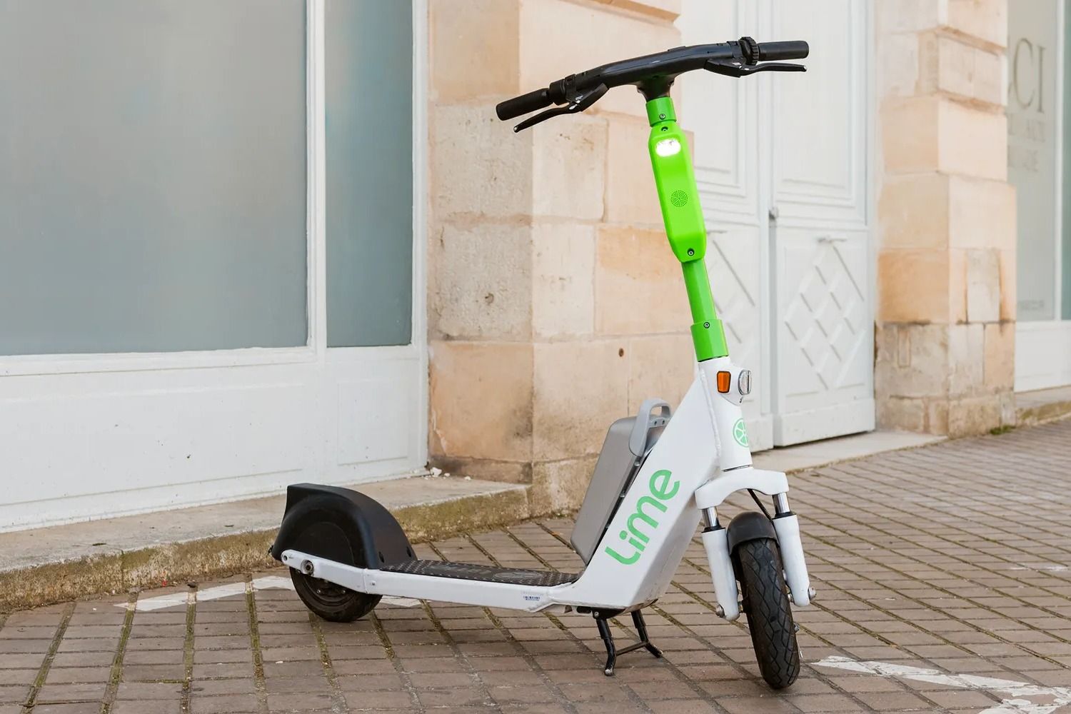 Szigorítják az elektromos rollerezés szabályait: korhatárhoz és jogosítványhoz kötik a használatot