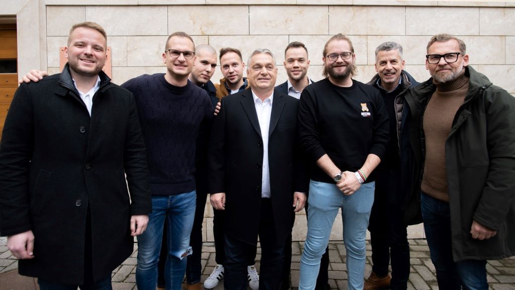 Tagadja a fideszes államtitkár, hogy közpénzből működik... Kép