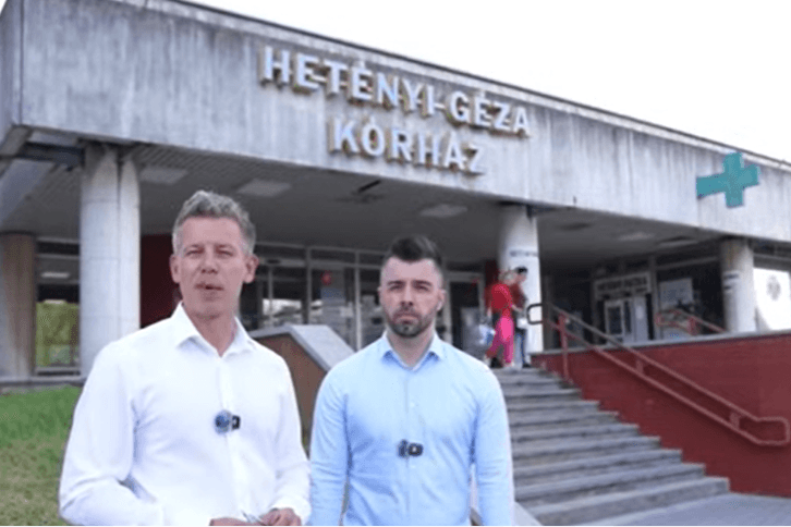 Elromlott az MR-gép a szolnoki Hetényi Kórházban, ahol Magyar Péter és Kulja András beszorult a liftbe