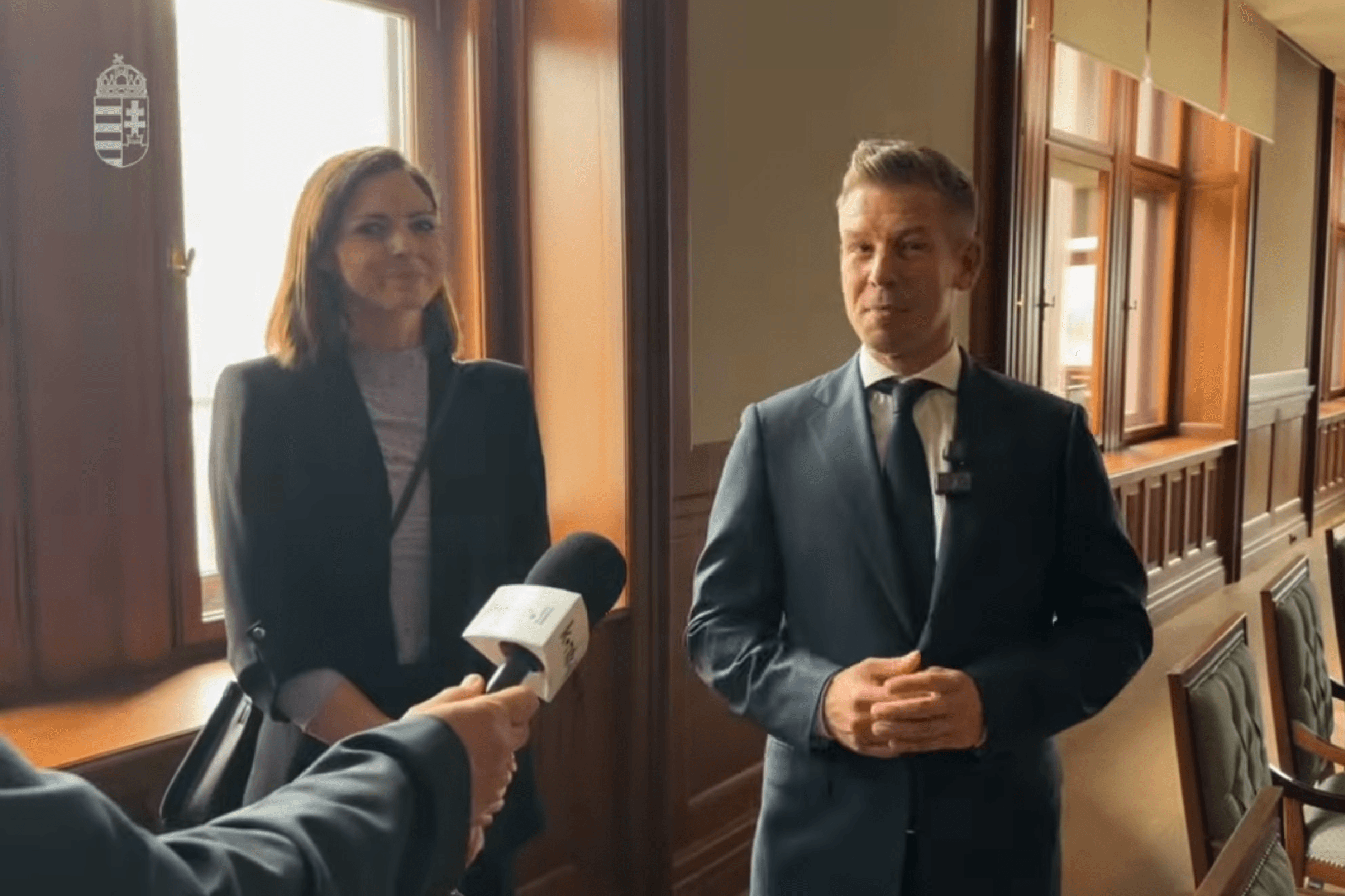 Magyar Péter tárlatvezetőnek állt - többek között a Karmelitát is bejárta a sajtóval