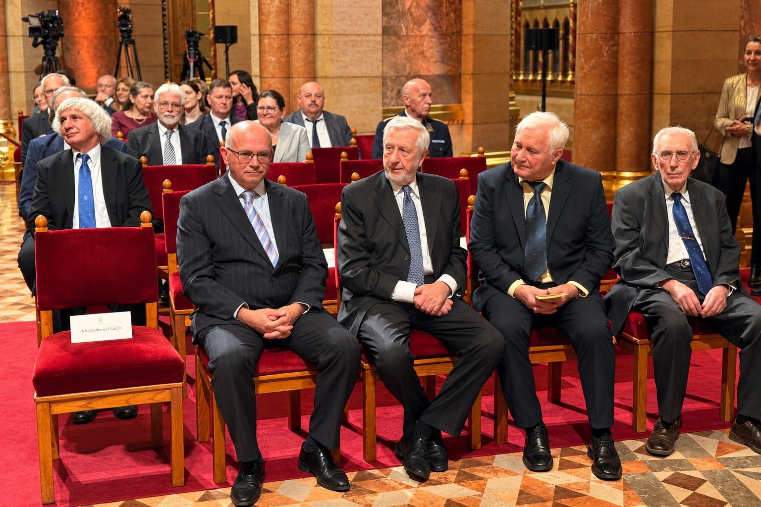 Kéri László, Krasznahorkai László és Schiff András is állami kitüntetést kapott október 23-a alkalmából