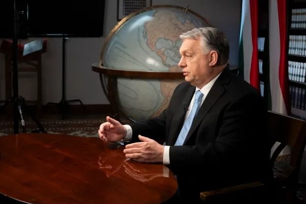 15 milliós íróasztal és százmilliós földgömbök a Karmelitában