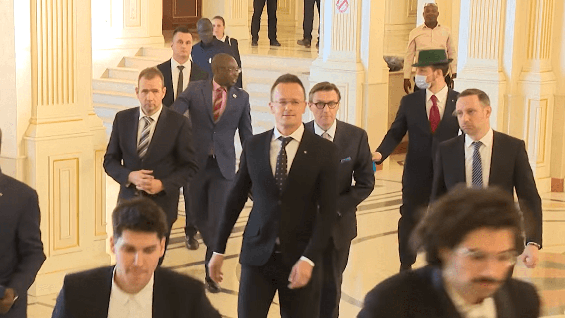 Szijjártó Péter utasítása miatt nem derülhet ki, hogy mi volt Orbán Gáspár szerepe a csádi misszió előkészítésében