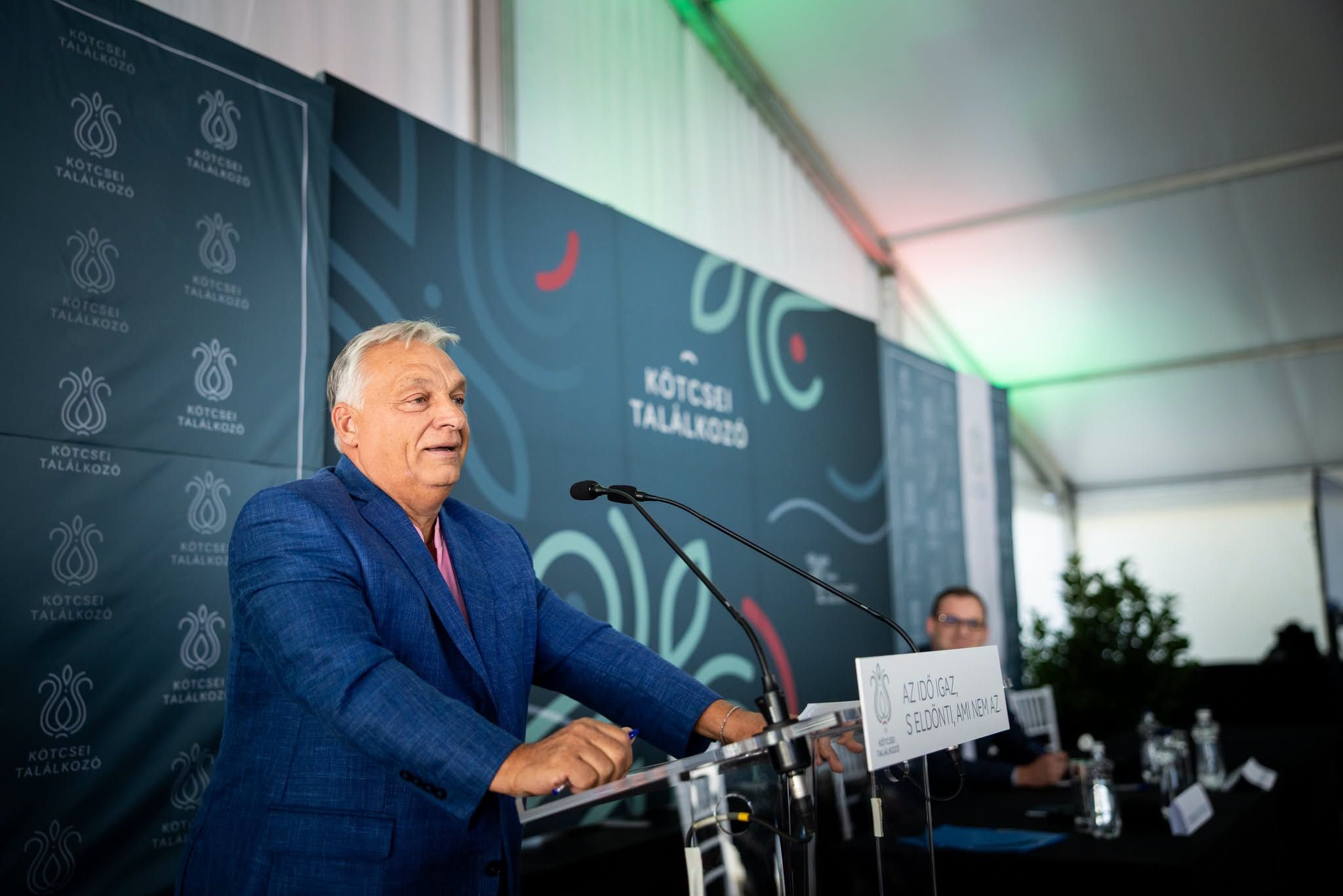 orbán viktor facebook kötcse.jpg