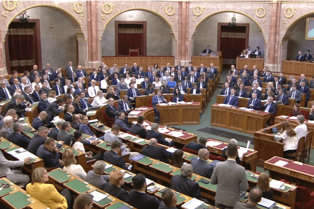 Parlamenti szócsaták: Orbáni mélyállam, Fidesz-Tisza-paktum, személyre szabott törvények