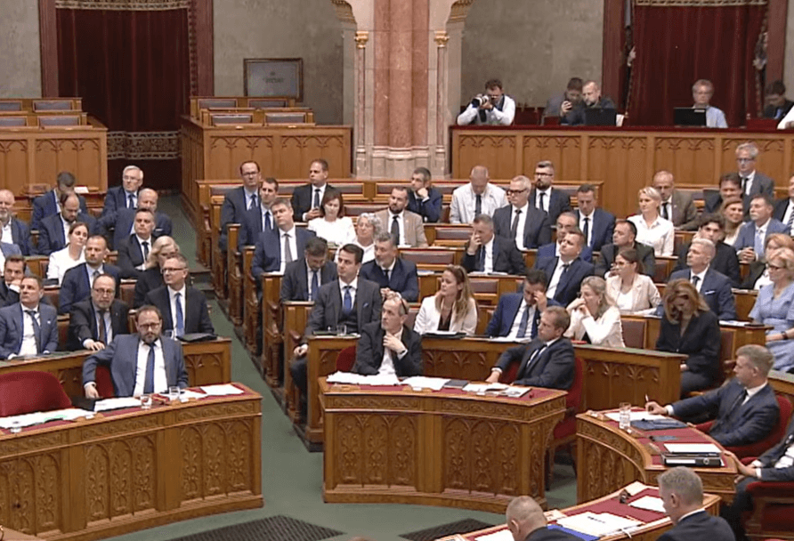 Vége van parlamenti pénzszórásnak: mostantól kétszer is meg kell gondolniuk a képviselőknek, hogy mire költenek 
