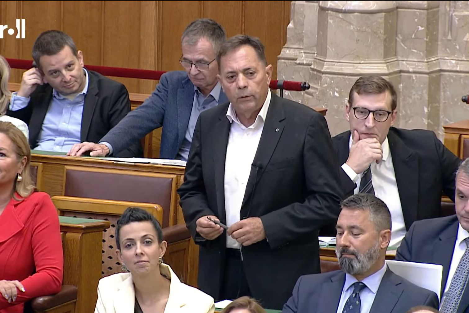 Hogyan viselkedjünk helyesen a parlamentben? - egy rendkívüli házbizottsági ülés krónikája