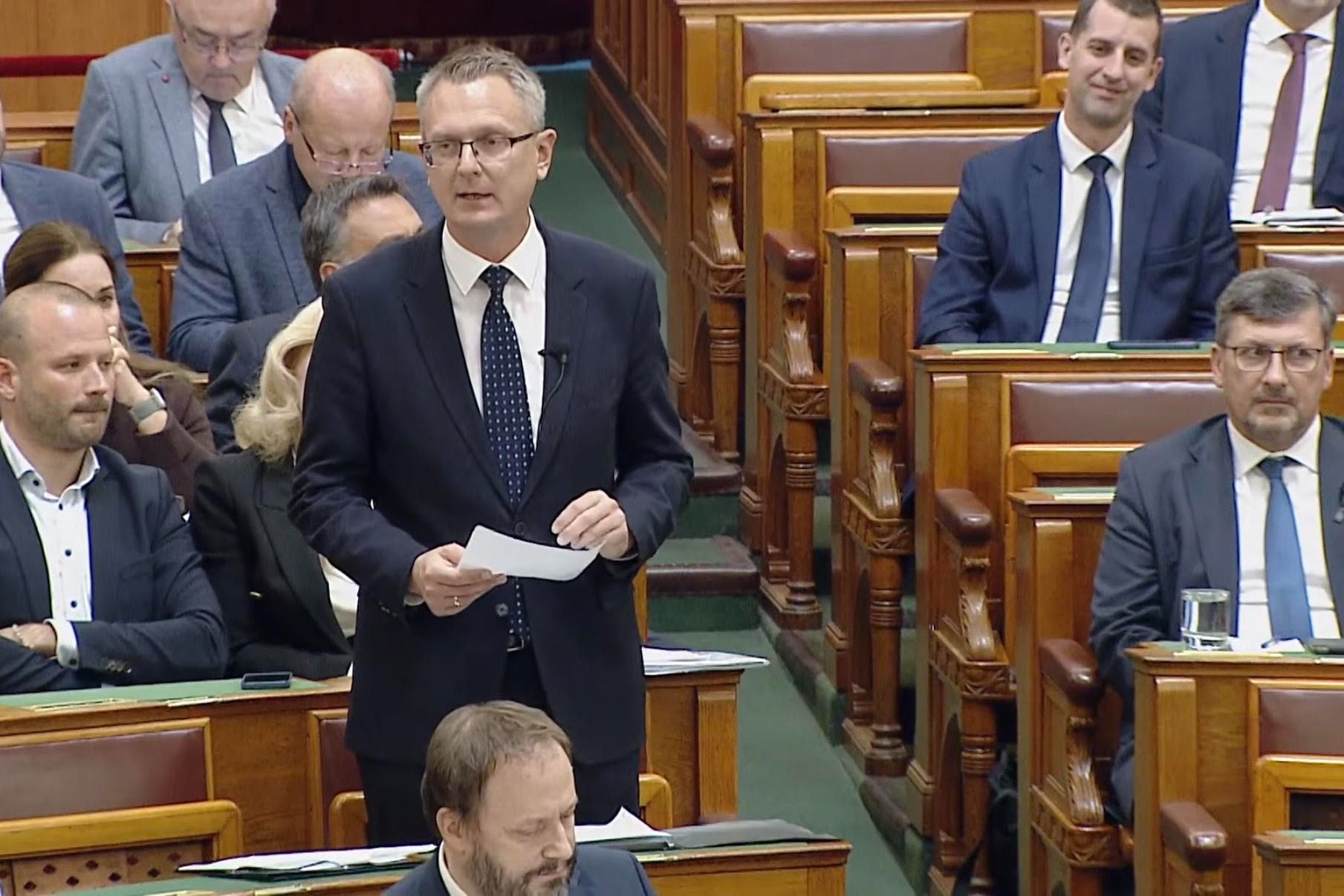 „A Kárpátok Fidel Castróját hallottuk” – az ellenzéknek nem jött be a Tisza büdzsétervevetésről a Parlamentben