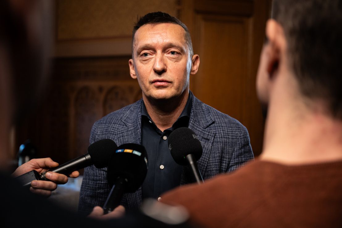 A kormánypropaganda háttérjátéka: Rogánék átlátszó módszerekkel próbálták eltitkolni a közérdekű adatokat
