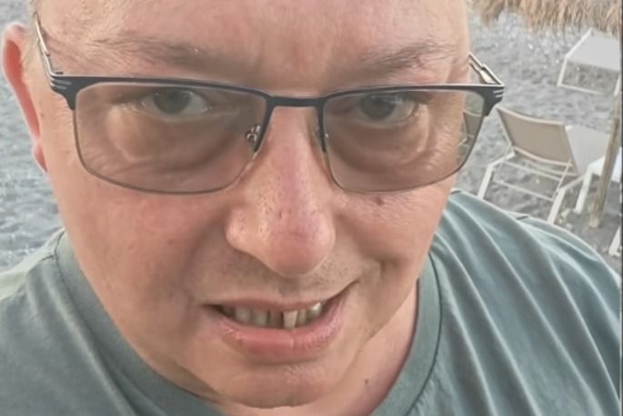 Házkutatás, kihallgatás, eltávozás: sűrű délelőttje volt egy fideszes influenszernek 