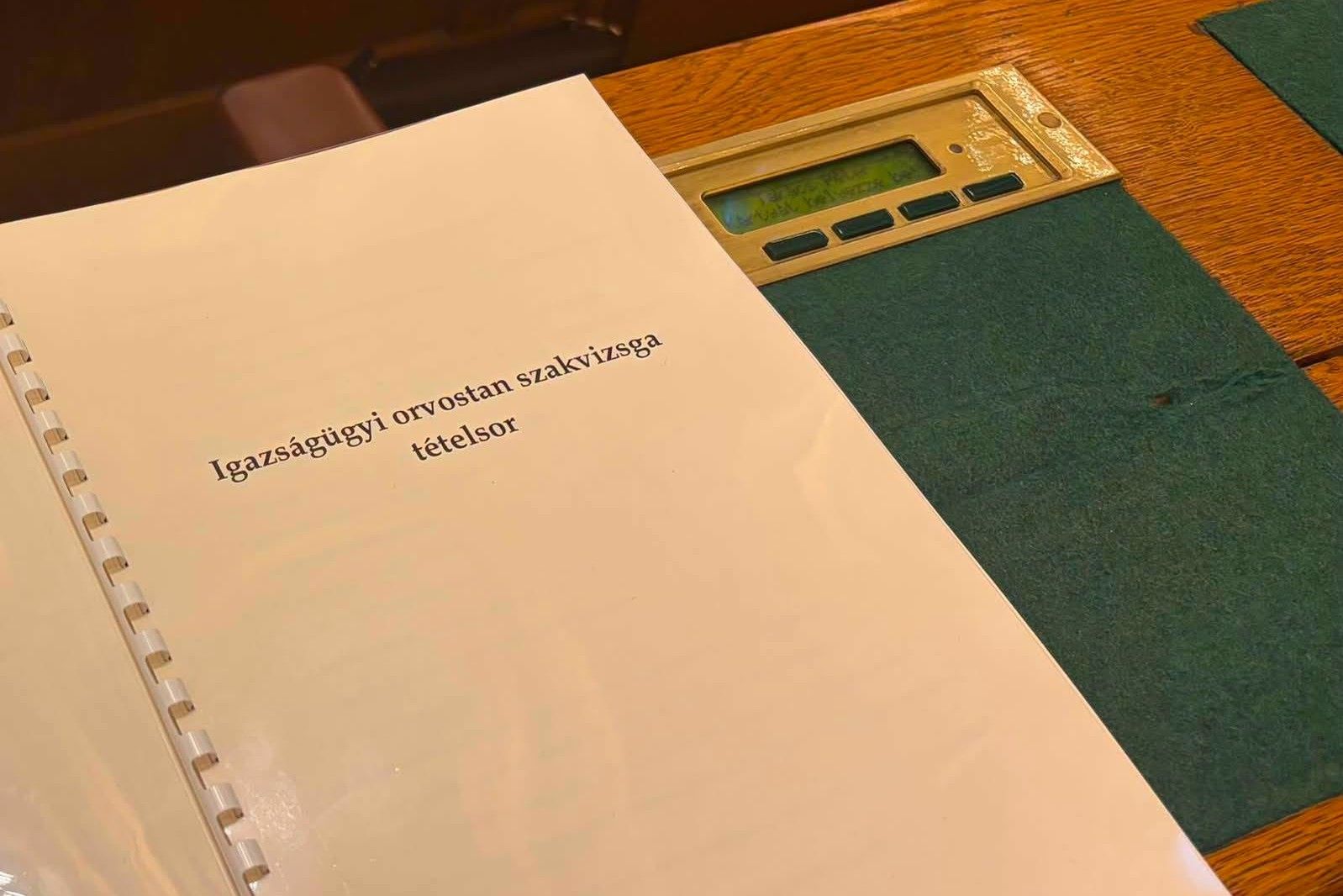 Lopással vádolta meg a miniszterelnököt Szűcs Gábor, aki csak a Takács Péternek otthagyott ajándékát vette vissza