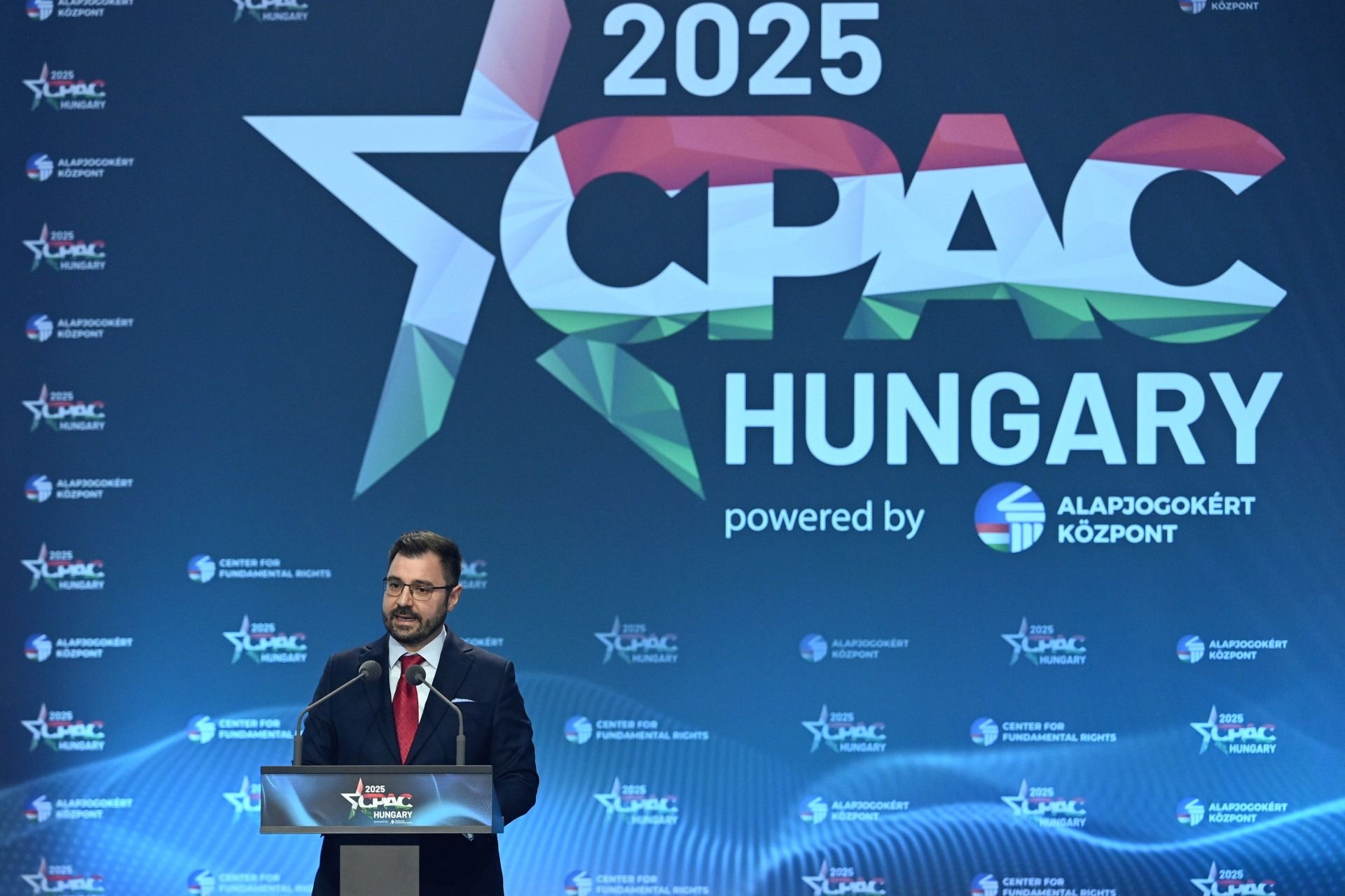 5,8 milliárd forint közpénz jutott az Alapjogokért Központhoz, a bérekre 2,7 milliárdot költöttek