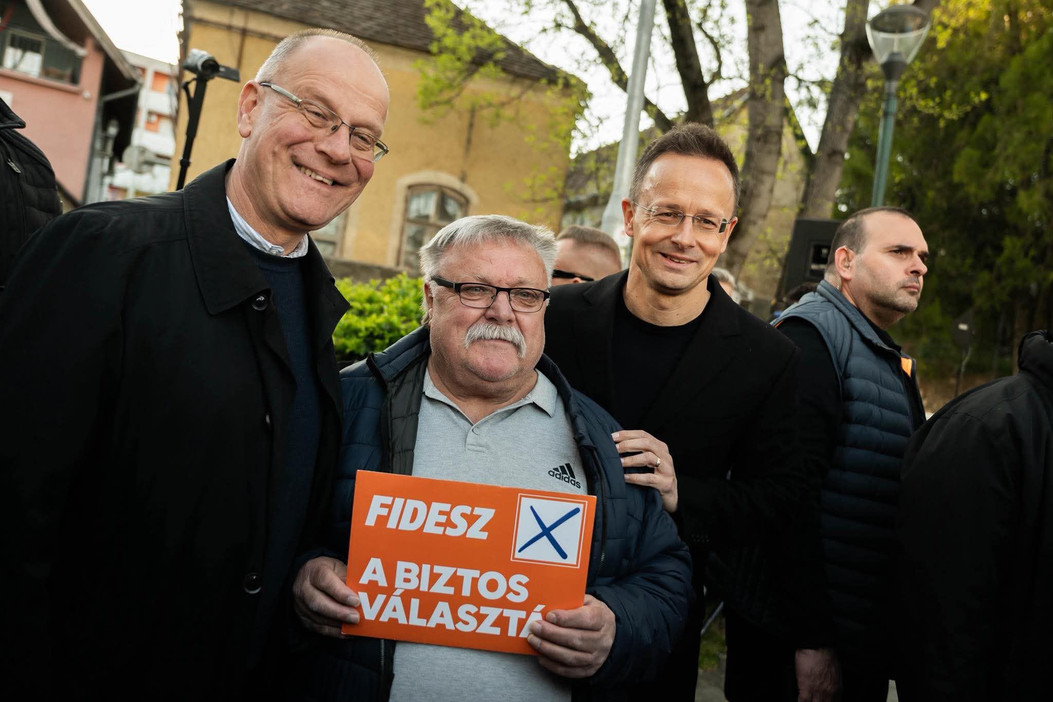 Szijjártó Péter minisztériuma is kiszórta a közpénzt