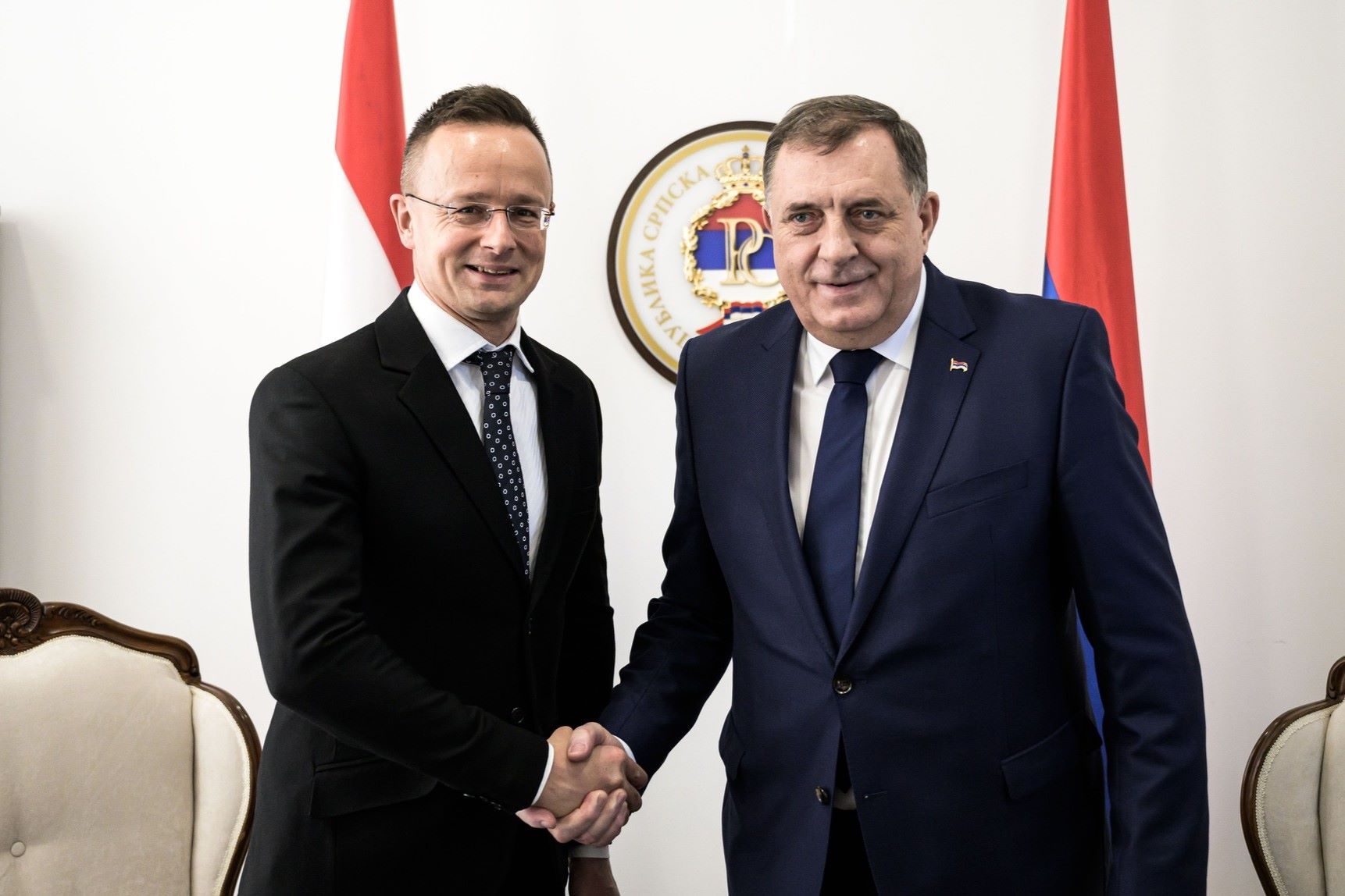 Nem fért fel a magánrepülőre Szijjártó teljes delegációja, ezért kettőt kellett fordulnia a gépnek
