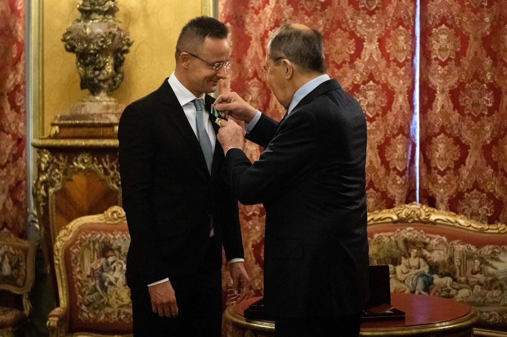 Melodrámába illő Szíjjártó-Lavrov beszélgetésről írt Panyi Szabolcs
