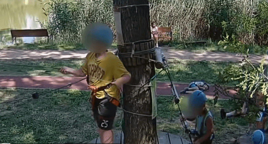 Elítélték azt a karateedzőt, aki felrúgott egy kisfiút a szolnoki kalandparkban 