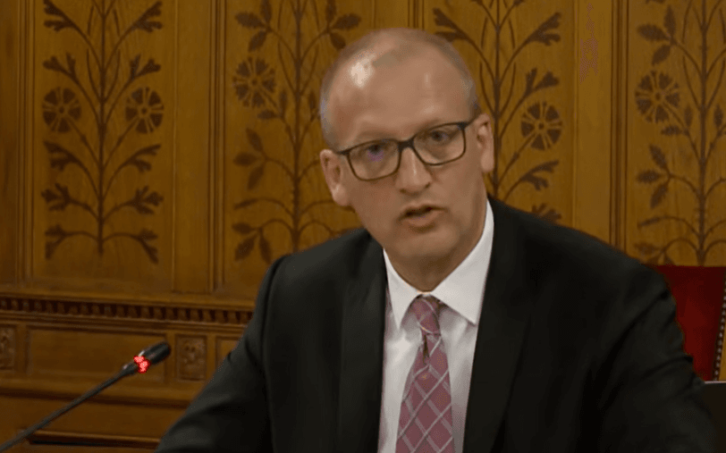 Tarr Zoltán leállíttatta az összes NKA-támogatást, és felfüggesztette a pályázatokat felügyelő igazgatót is 