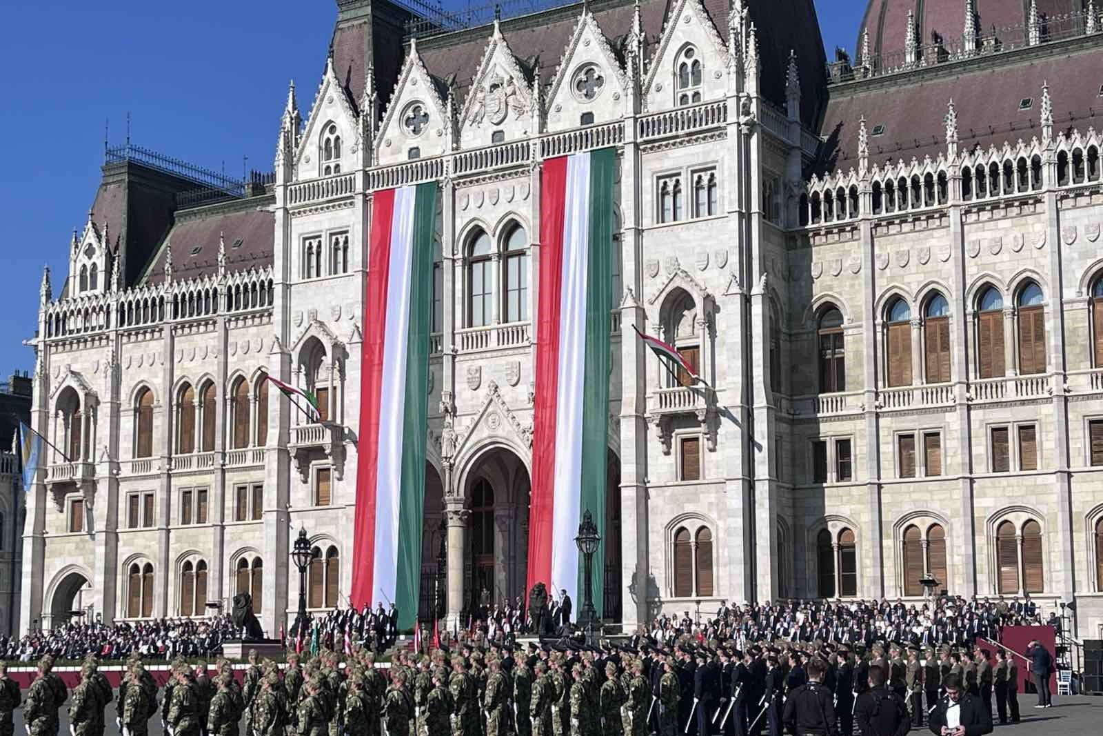"Nem azt kérem, hogy értsenek velünk mindig egyet" - üzente Magyar Péter a felavatott honvédtiszteknek