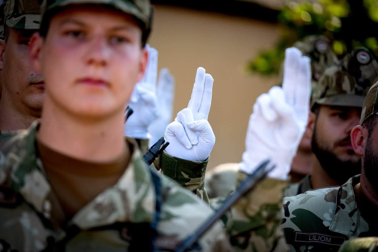  Tisztavatás: hamarosan a NER által elküldött katonák is visszatérhetnek 