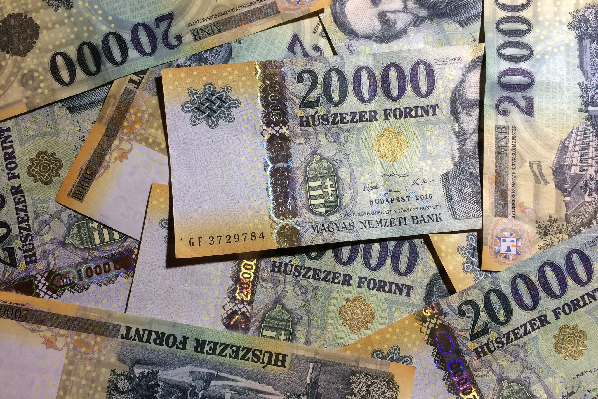 Négy éve nem nőtt ilyen lassan az átlagbér, az alacsony infláció miatt mégis többet érnek a fizetések