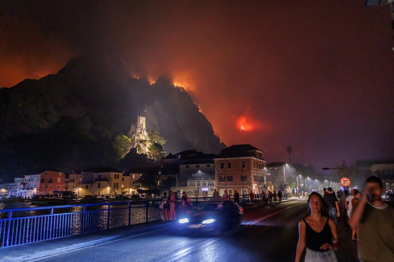 Magyar turisták sérültek meg az omiši tűzvészben, de már halálos áldozata is van a katasztrófának 