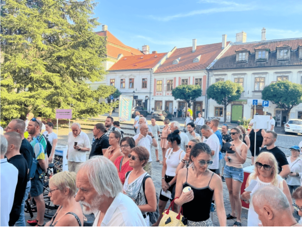 „Zöldet irtani ma már nem szexi” – Forró nyár Veszprémben: utcára vonultak a civilek az Aranyosvölgyért