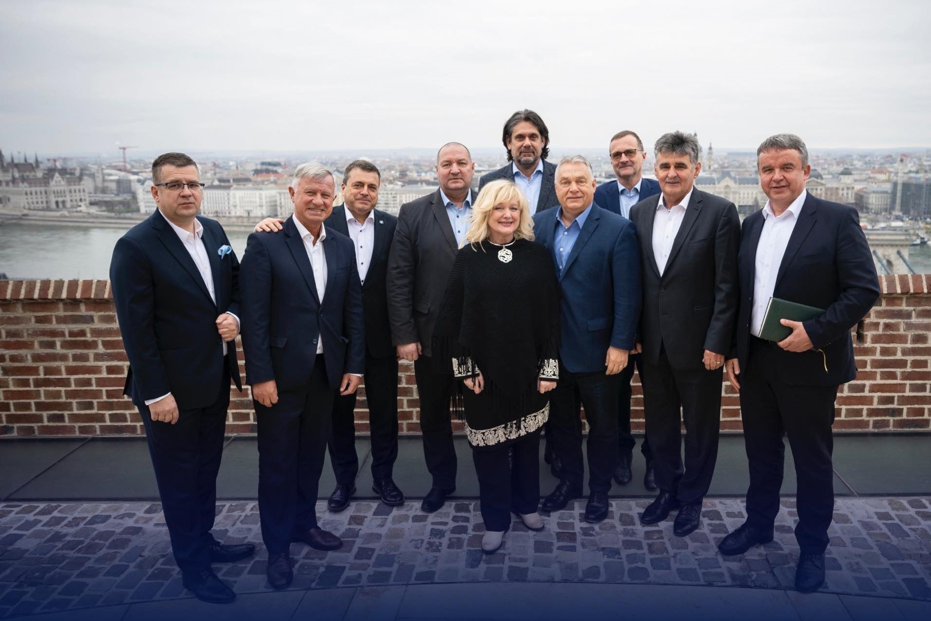 Mit kezdjen a kiöregedő képviselőivel a „fiatal demokraták” szövetsége?